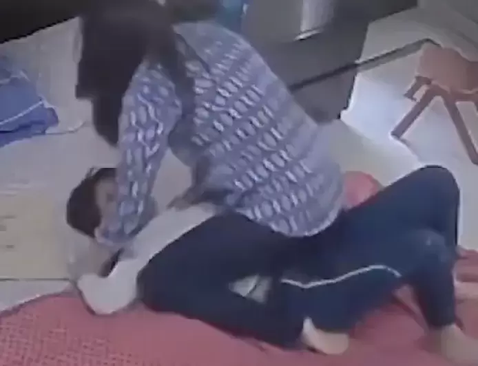 11  ਸਾਲ ਦੇ ਬੇਟੇ ਨਾਲ ਮਾਂ ਵੱਲੋ ਬੇਰਹਿਮੀ ਨਾਲ ਕੁੱਟਣ ਦੀ ਵੀਡੀਓ ਹੋਈ Viral-ਪਿਓ ਨੇ ਲਗਾਏ ਮਾਂ ਤੇ ਗੰਭੀਰ ਇਲਜਾਮ